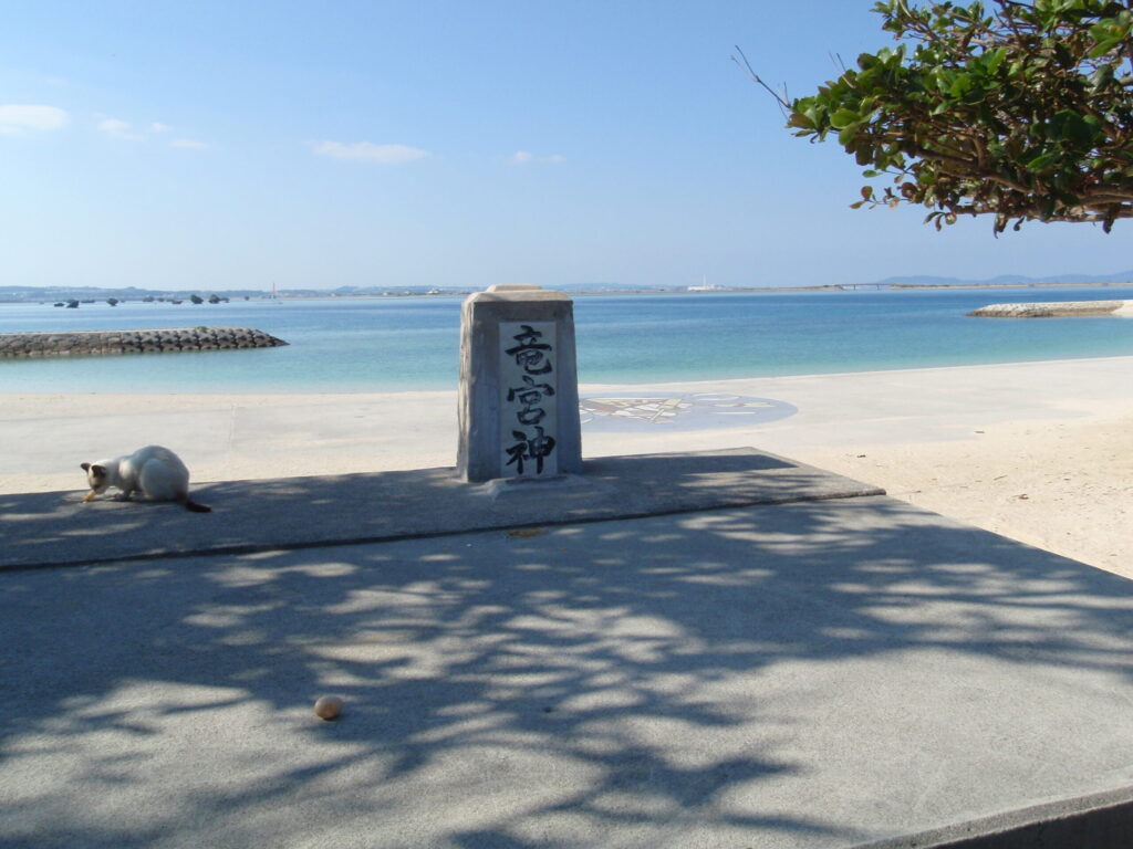 浜比嘉ビーチの竜宮神