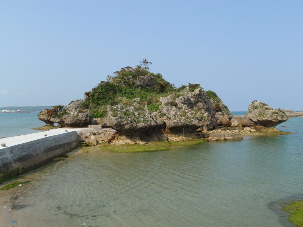 アマミチューの墓