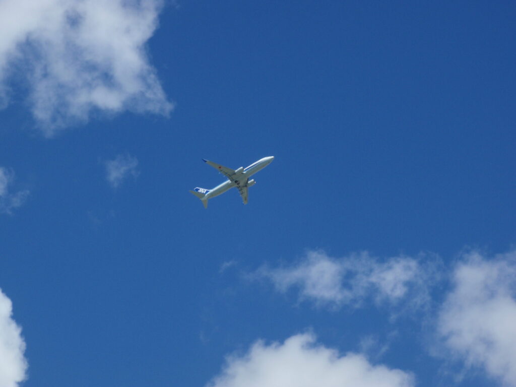 飛行機が近くを通る瀬長島