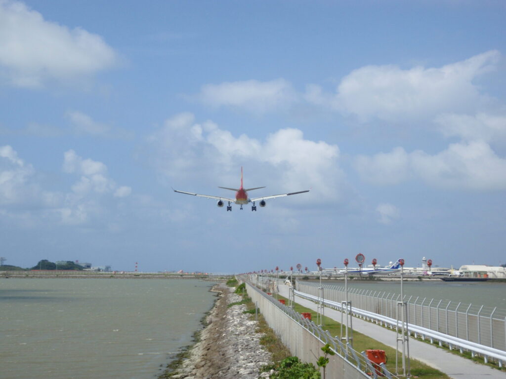 瀬長島は飛行機の観察スポット