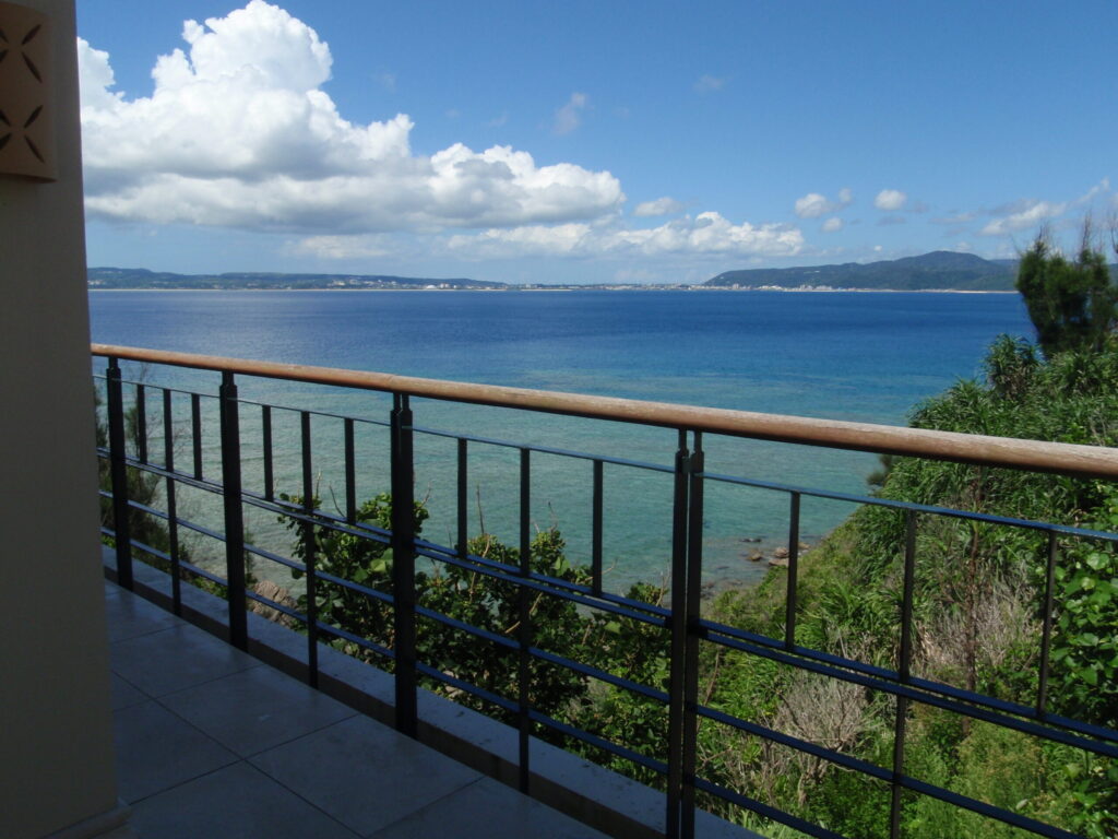 ガラス張りのホール