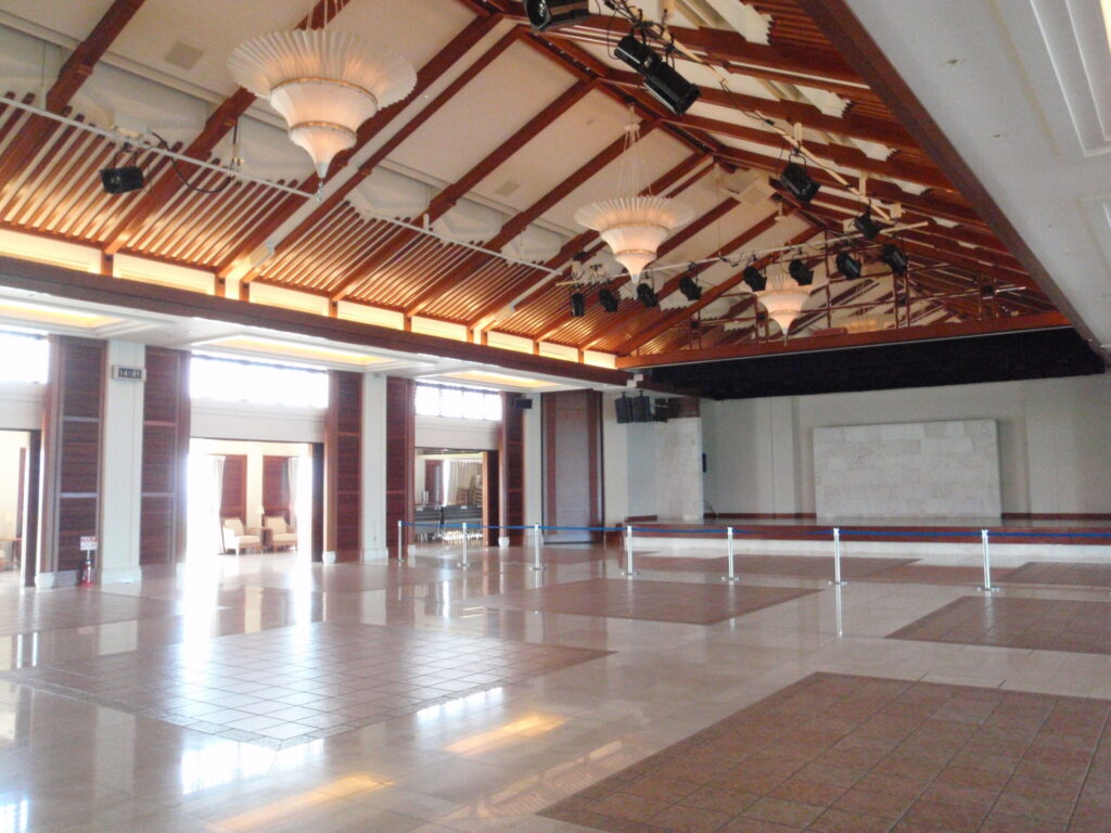 歴時を感じられるサミットホール