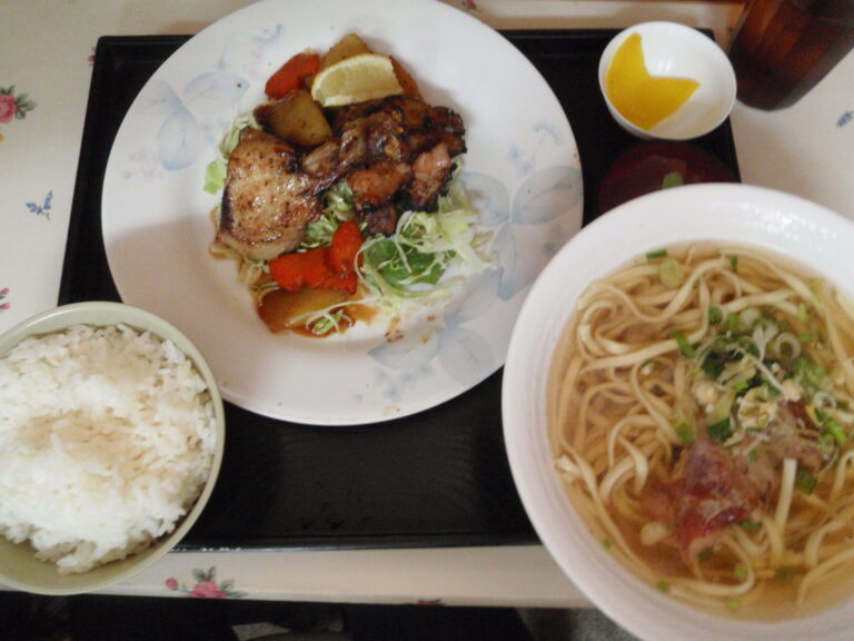 高良食堂の沖縄そば定食