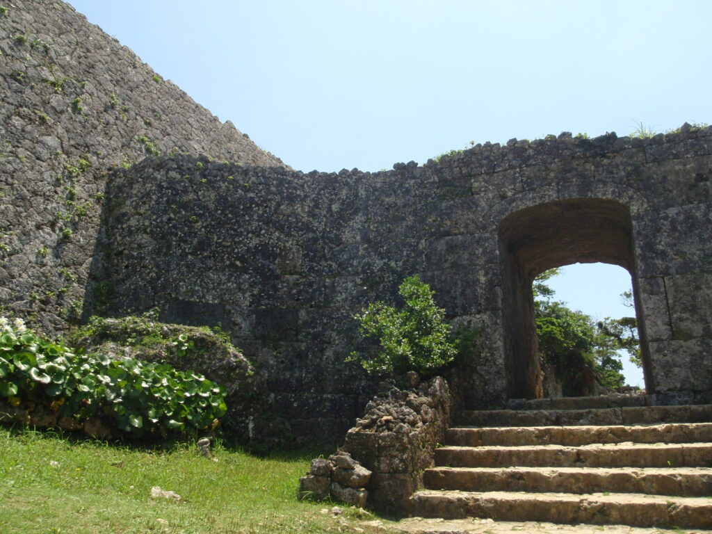 一の郭の石階段とアーチ門