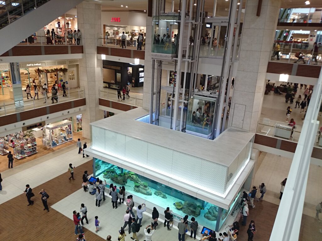 ライカムの巨大な水槽