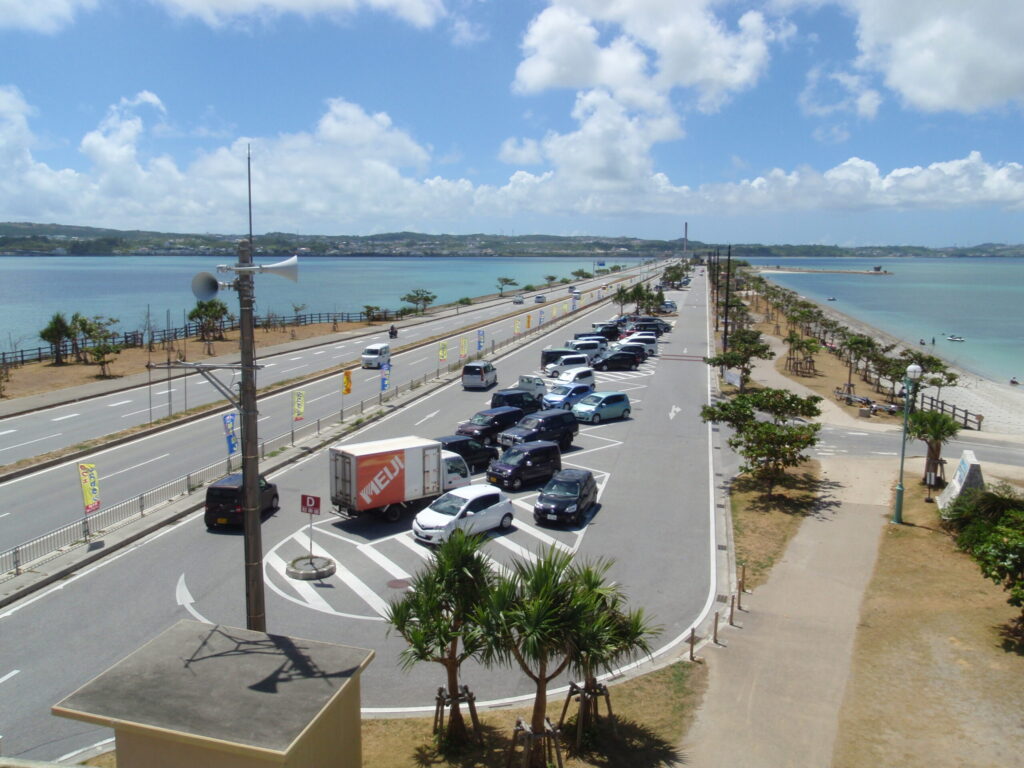 海に挟まれる海中道路