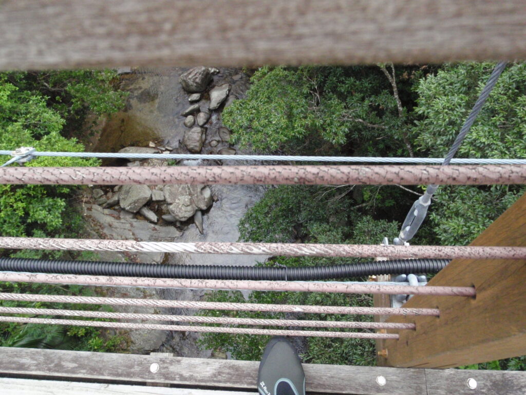 比地大滝コースの吊り橋
