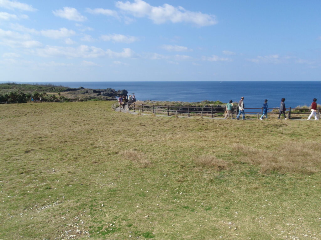 万座毛の遊歩道