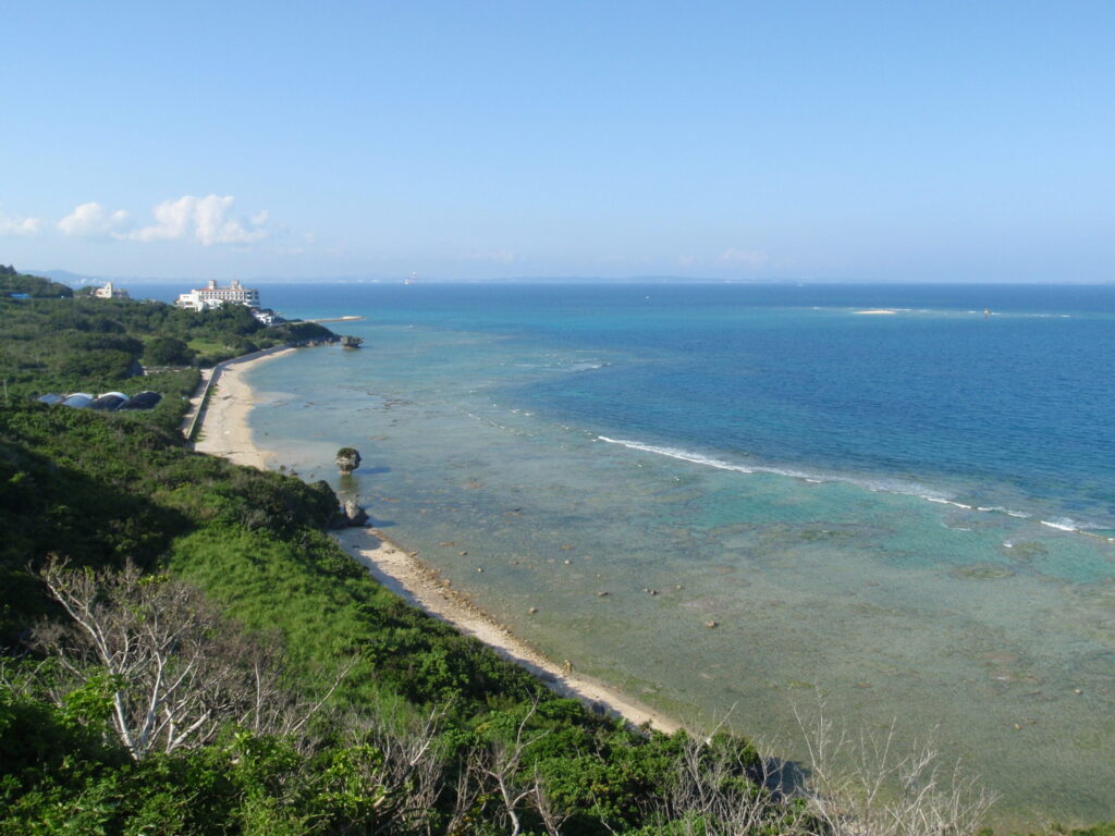 知念岬の海岸線