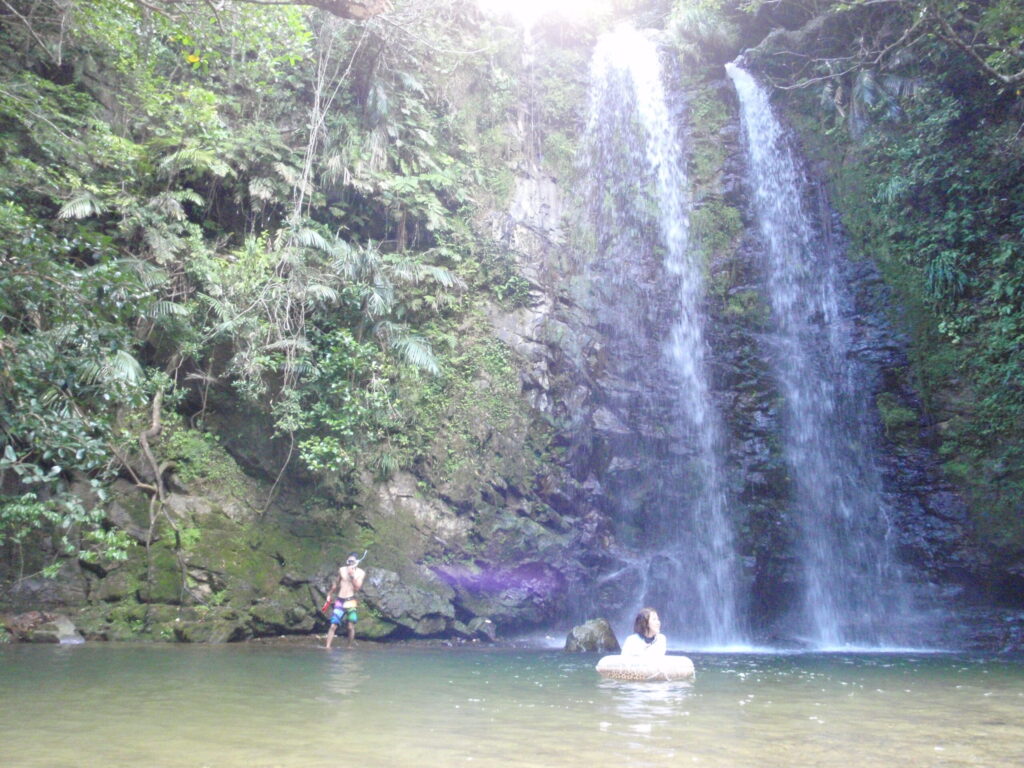 ター滝で水遊び