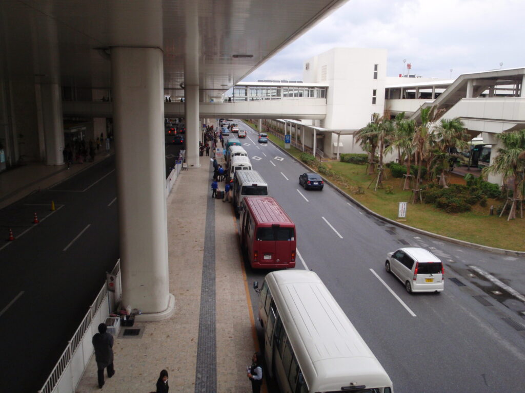 那覇空港レンタカー案内用バス