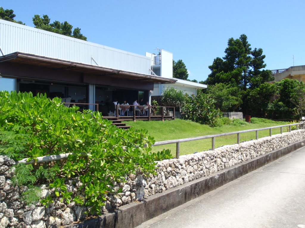 散策道の脇にはカフェ