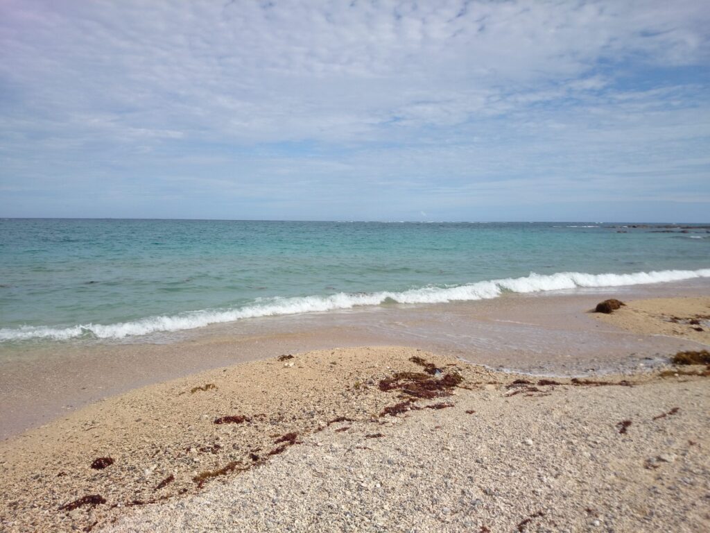 天然ビーチが広がる