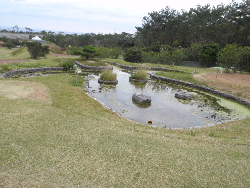 牛の顔を模した池越えホール