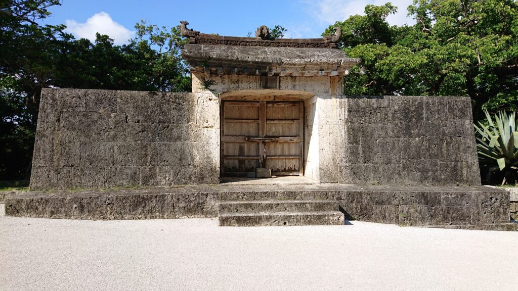 園比屋武御嶽石門