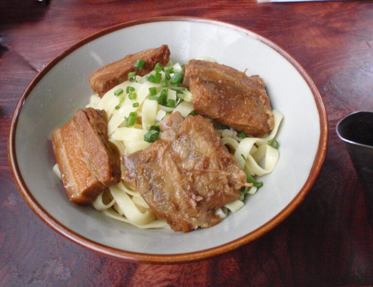 八重食堂の三枚肉そば