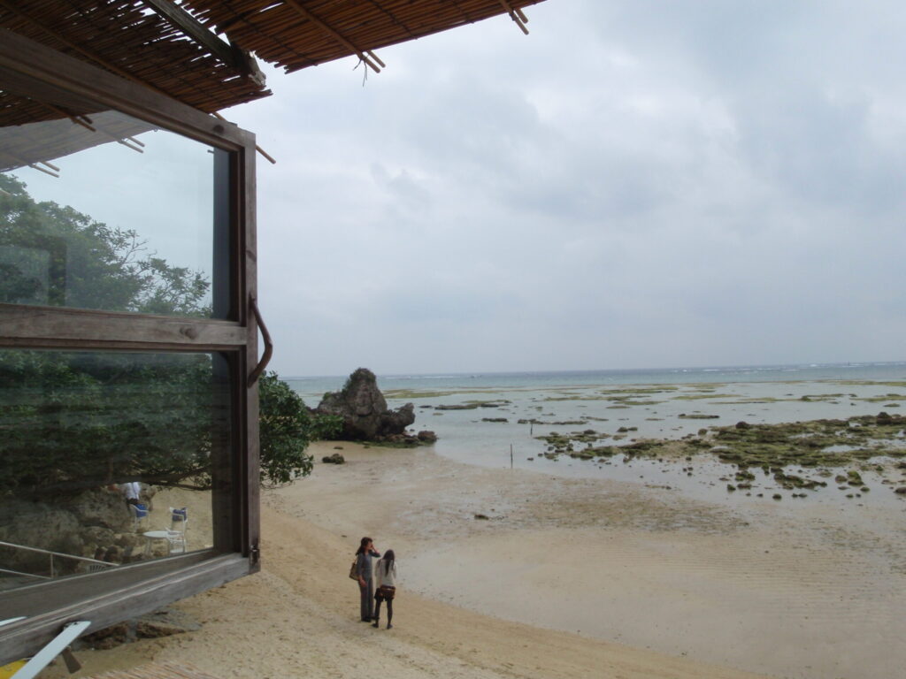 浜辺の茶屋の海