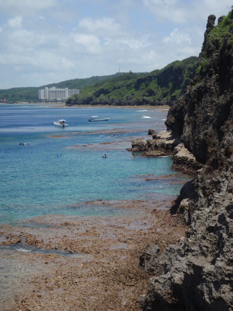 真栄田岬の断崖絶壁