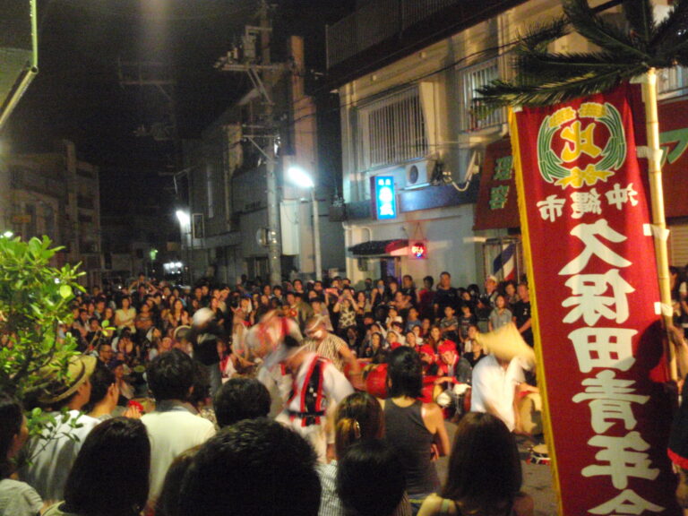 旧盆のウークイに開催されるエイサー